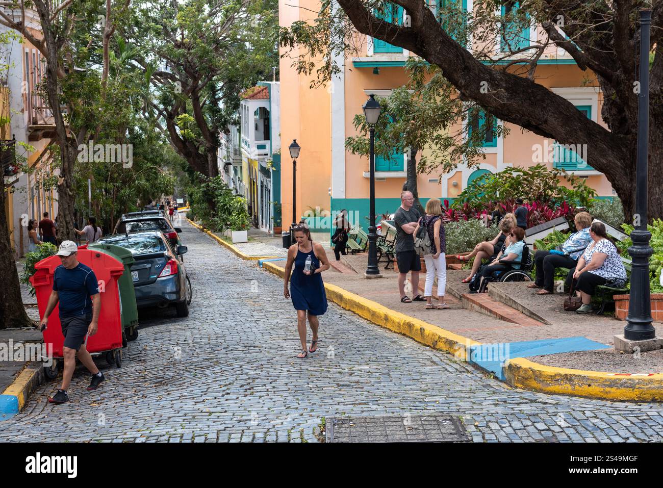 San Juan, Porto Rico - 25 febbraio 2018: Turisti che si riuniscono intorno a Plaza de la Catedral (Plaza della Cattedrale) di fronte alla Cattedrale di San Juan Bauti Foto Stock