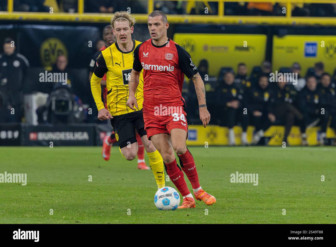 Dortmund, Germania. 10 gennaio 2025. Dortmund, Germania, 10 gennaio 2025: Duello tra Granit Xhaka (34 Leverkusen) e Julian Brandt (10 Dortmund) durante la partita di calcio 1.Bundesliga tra Borussia Dortmund e Bayer 04 Leverkusen al Signal Iduna Park di Dortmund, Germania Philipp Kresnik (Philipp Kresnik/SPP) credito: SPP Sport Press Photo. /Alamy Live News Foto Stock