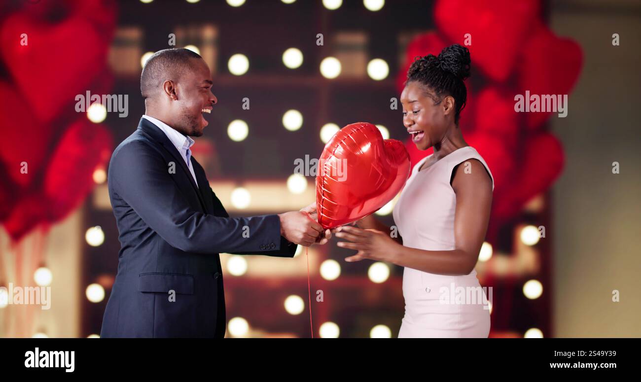 In Love: A Romantic Day at Home for Valentine's - Una giovane coppia che festeggia Foto Stock