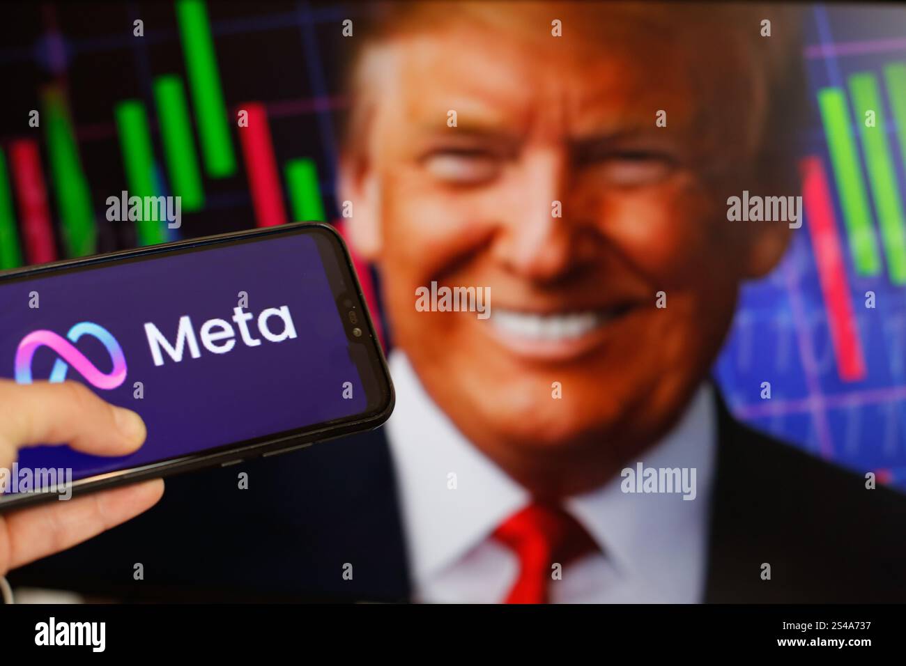 Polonia. 11 gennaio 2025. In questa illustrazione fotografica, un ritratto di Donald Trump, il presidente eletto degli Stati Uniti, viene mostrato contro il logo Meta, in quanto il proprietario di Meta, il CEO di Facebook Mark Zuckerberg elimina la pratica indipendente di controllo dei fatti. Meta è un editore di Facebook e Twitter, social media popolari a livello globale. Il CEO di meta Mark Zuckerberg ha deciso che le piattaforme di social media ora funzioneranno in uno stile che è considerato moreferito da Donald Trump. (Foto di Dominika Zarzycka/SOPA Images/Sipa USA) *** esclusivamente a scopo editoriale *** credito: SIPA USA/Alamy Live News Foto Stock