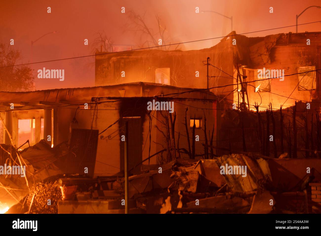Altadena, California, USA - 8 gennaio 2025: Aiutato dai venti estremi di Santa Ana, l'Eaton Fire distrugge il centro di Altadena. Foto Stock