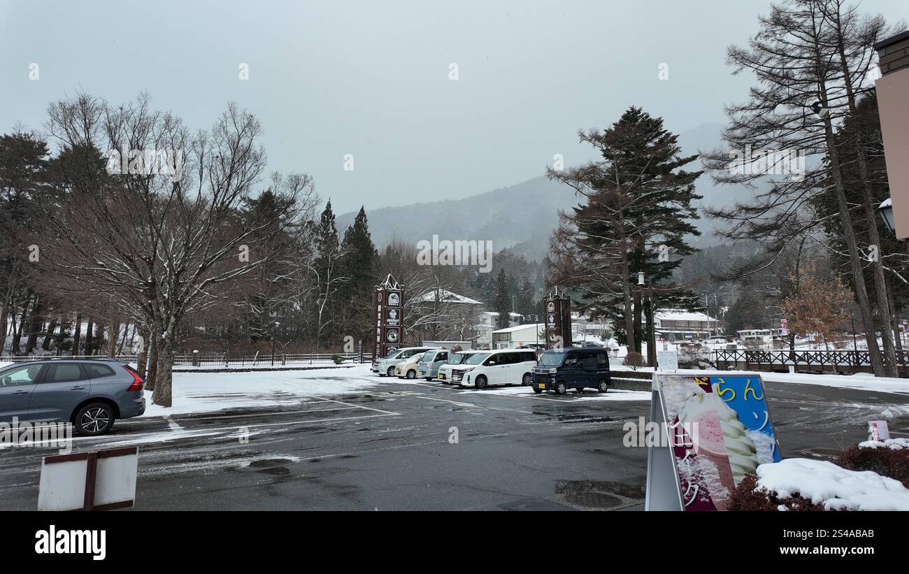 110 gennaio 2025: Serata fredda in una giornata invernale nevosa a Komagane, prefettura di Nagano. Foto Stock