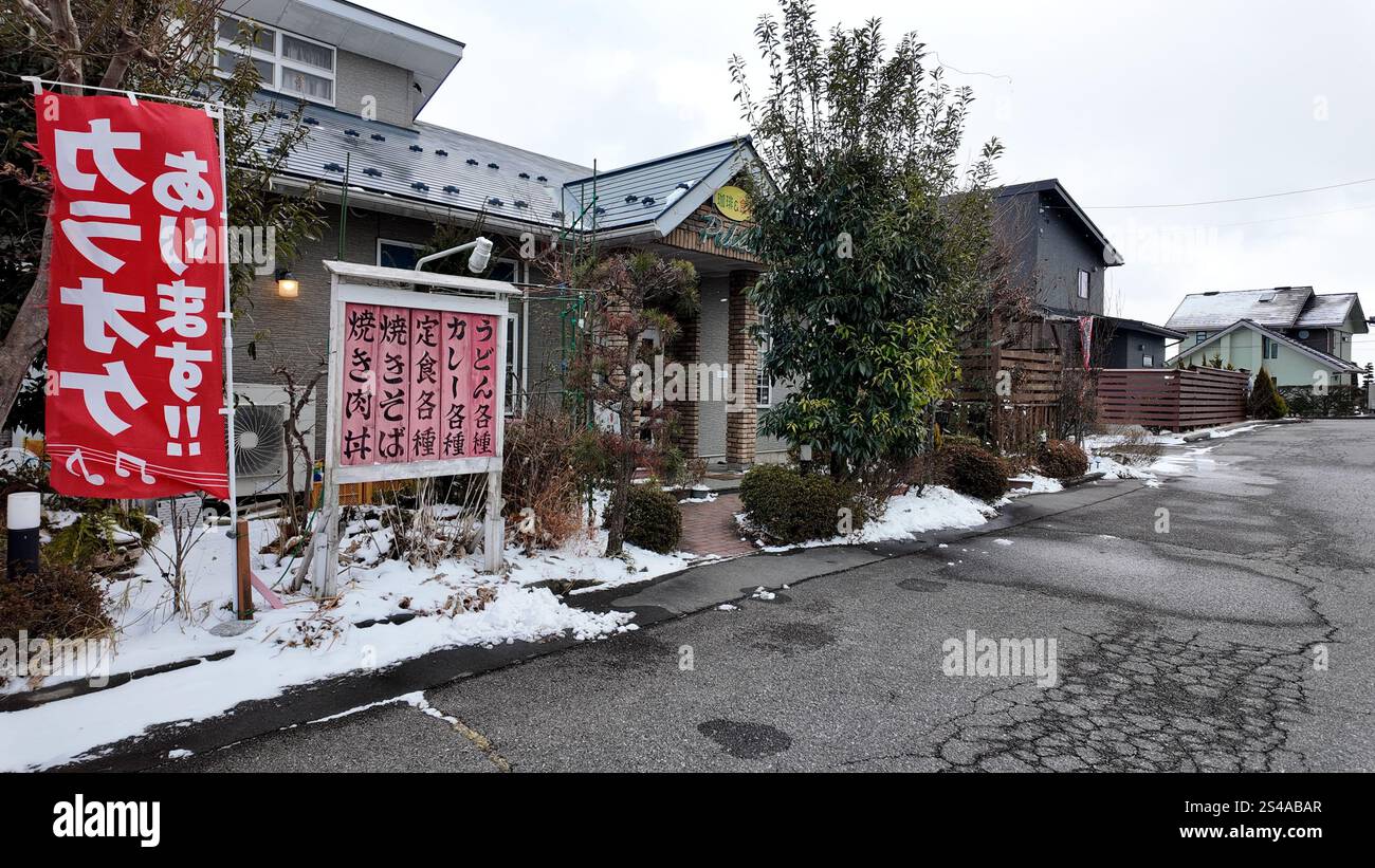 9 gennaio 2025: Un ristorante in una serata fredda in una giornata invernale nevosa nella città di Komagane, prefettura di Nagano. Foto Stock