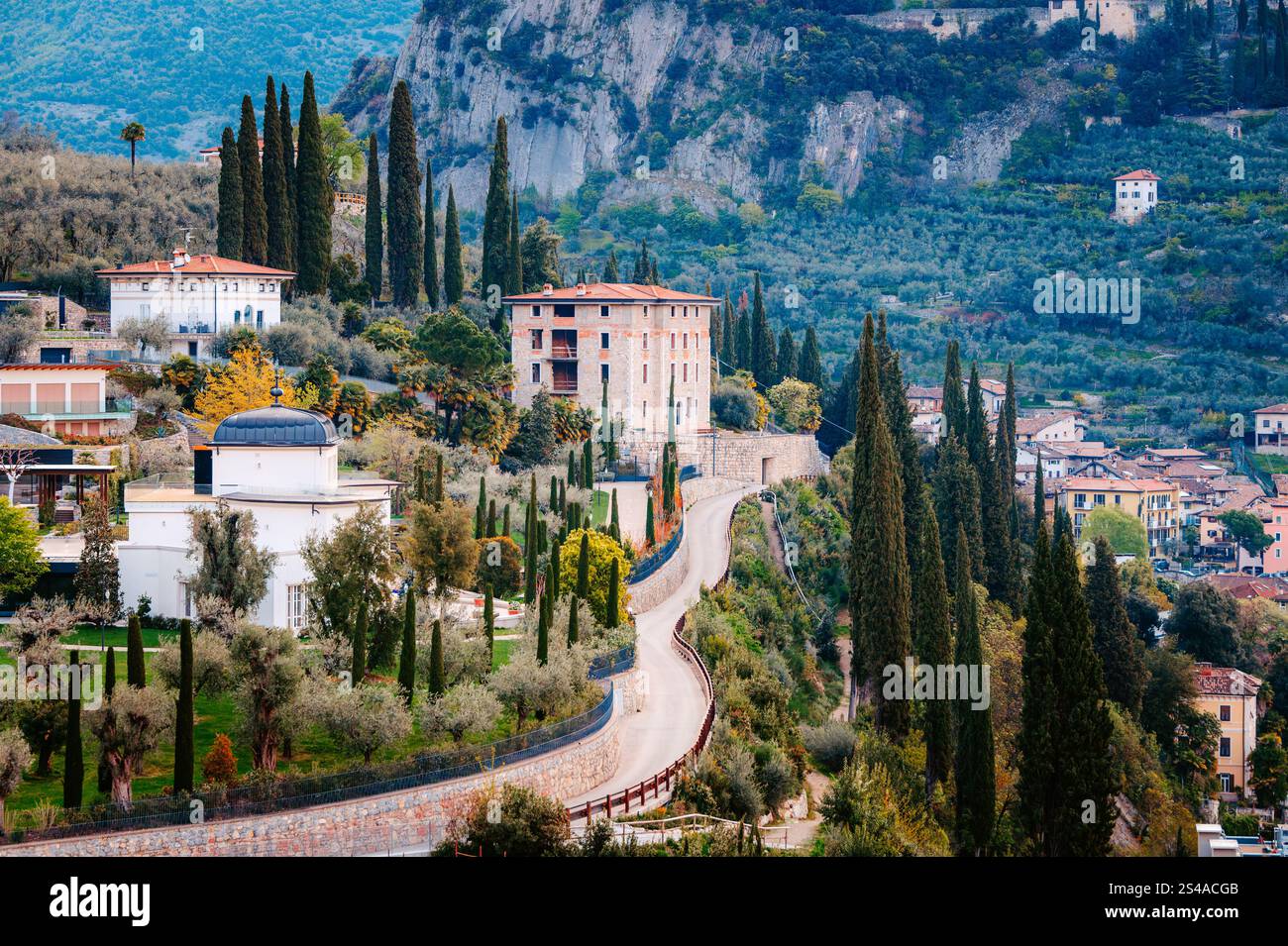 Vista sul Castello di Arco. Castello vecchio sopra la città italiana di Arco in Trentino vicino al Lago di Garda, famosa meta turistica per lo sport e le vacanze estive Foto Stock