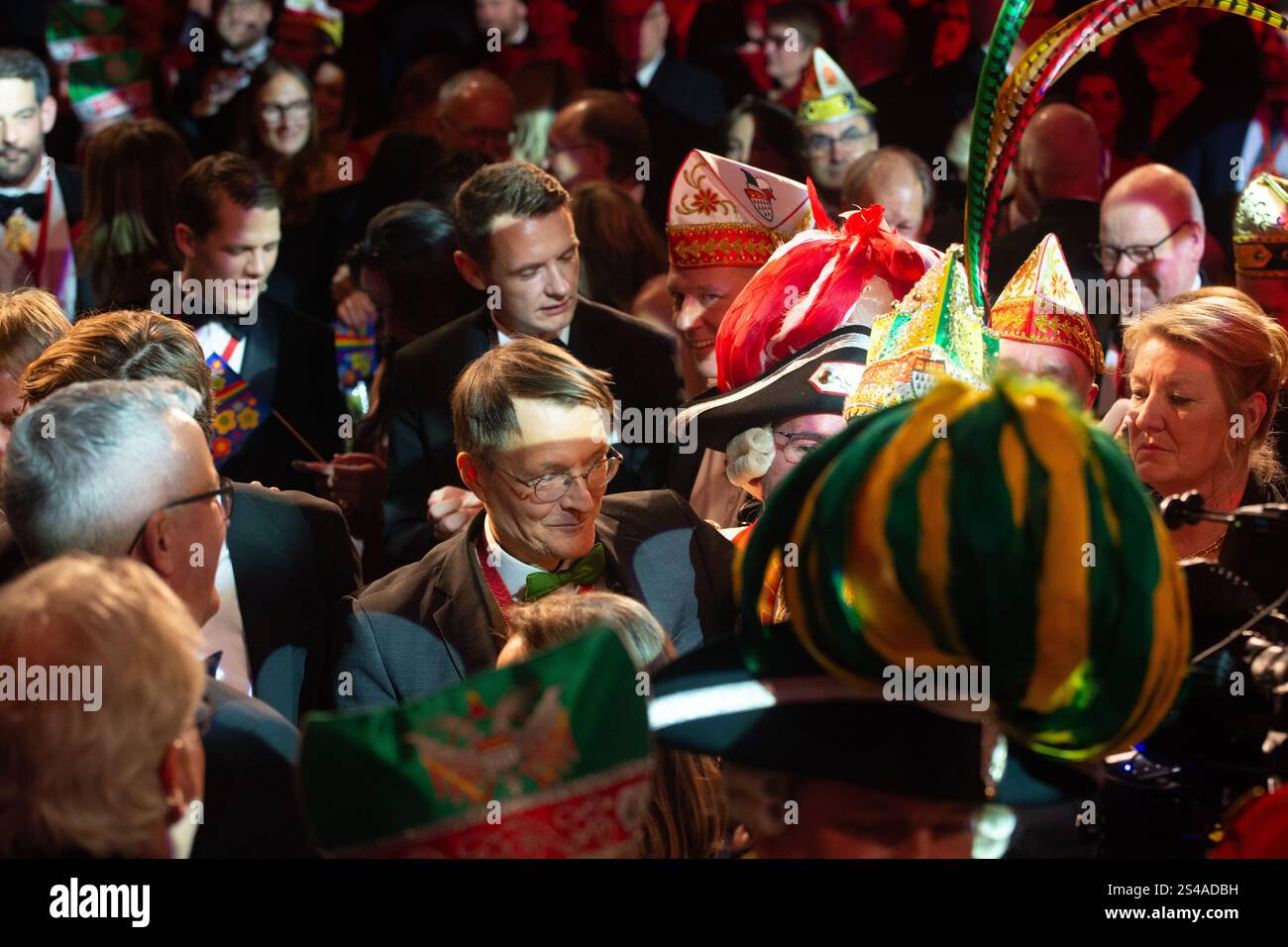 Colonia, Germania. 10 gennaio 2025. Il ministro della sanità tedesco Karl Lauterbach partecipa al tradizionale proclama triumvirale di Colonia a Colonia, in Germania, il 10 gennaio 2025. (Foto di Ying Tang/NurPhoto)0 credito: NurPhoto SRL/Alamy Live News Foto Stock