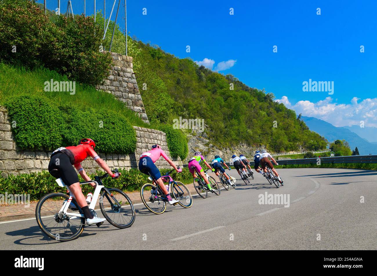Gara ciclistica professionale. Giro in bicicletta in Peloton su strada in Italia sotto il cielo blu. Tappa della corsa ciclistica primaverile in Italia Foto Stock