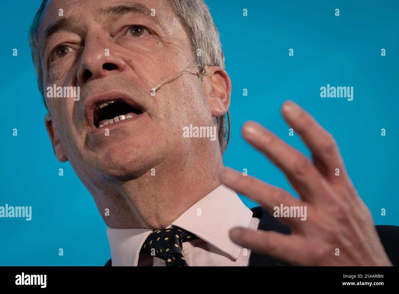 Surrey, Regno Unito. 10 gennaio 2025. Nigel Farage, leader della riforma del Regno Unito, si rivolge a centinaia di membri alla conferenza sud-est del partito al Sandown Racecourse nel Surrey, Esher. Il partito di riforma cerca di sfruttare lo slancio delle elezioni generali nel tentativo di conquistare centinaia di seggi nelle elezioni locali alla fine di quest'anno. Crediti: Guy Corbishley/Alamy Live News Foto Stock