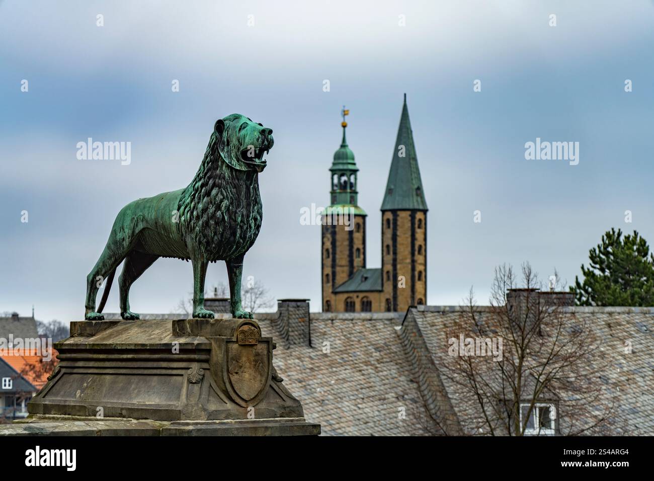Braunschweiger Löwe der Kaiserpfalz und die Türme der Marktkirche St. Cosmas und Damian in Goslar, Niedersachsen, Deutschland | Brunswick Lion of Foto Stock