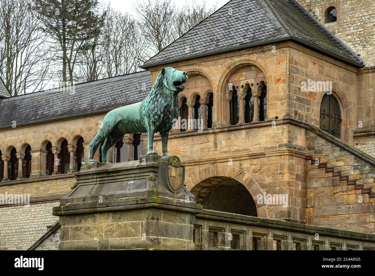 Braunschweiger Löwe vor der Kaiserpfalz a Goslar, Niedersachsen, Deutschland | Leone di Brunswick al Palazzo Imperiale Kaiserpfalz a Goslar, in basso Foto Stock