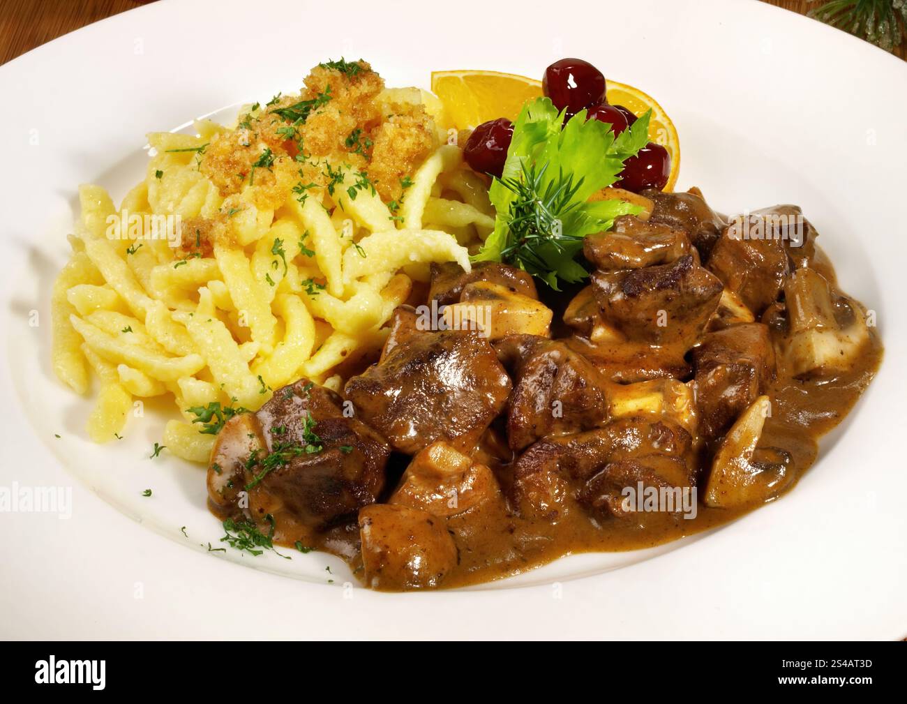 Ragù di cervo con funghi - Carni di selvaggina Foto Stock Ragù di cervo con funghi - Carni di selvaggina Foto Stock