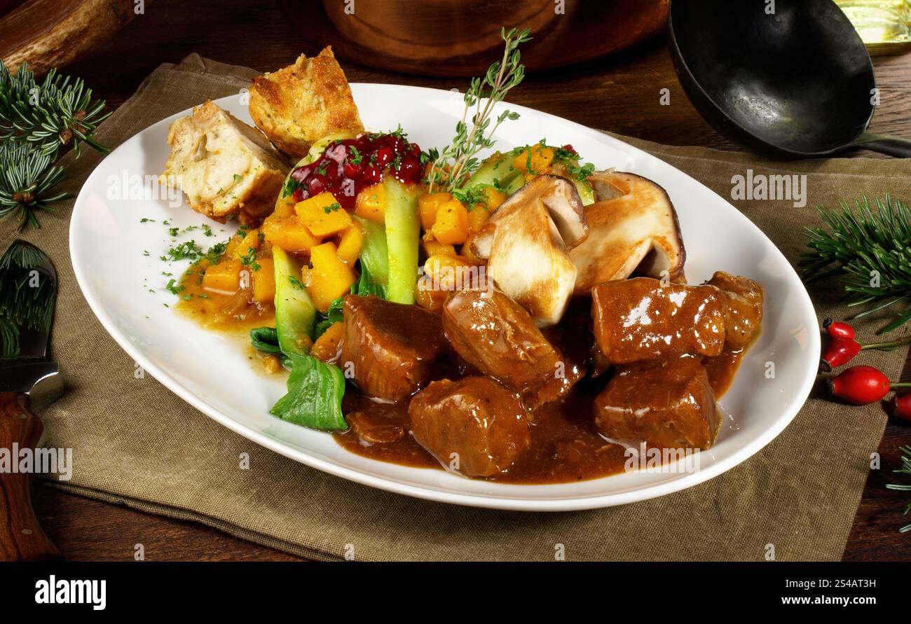 Ragù di cervo con funghi - Carni di selvaggina Foto Stock Ragù di cervo con funghi - Carni di selvaggina Foto Stock