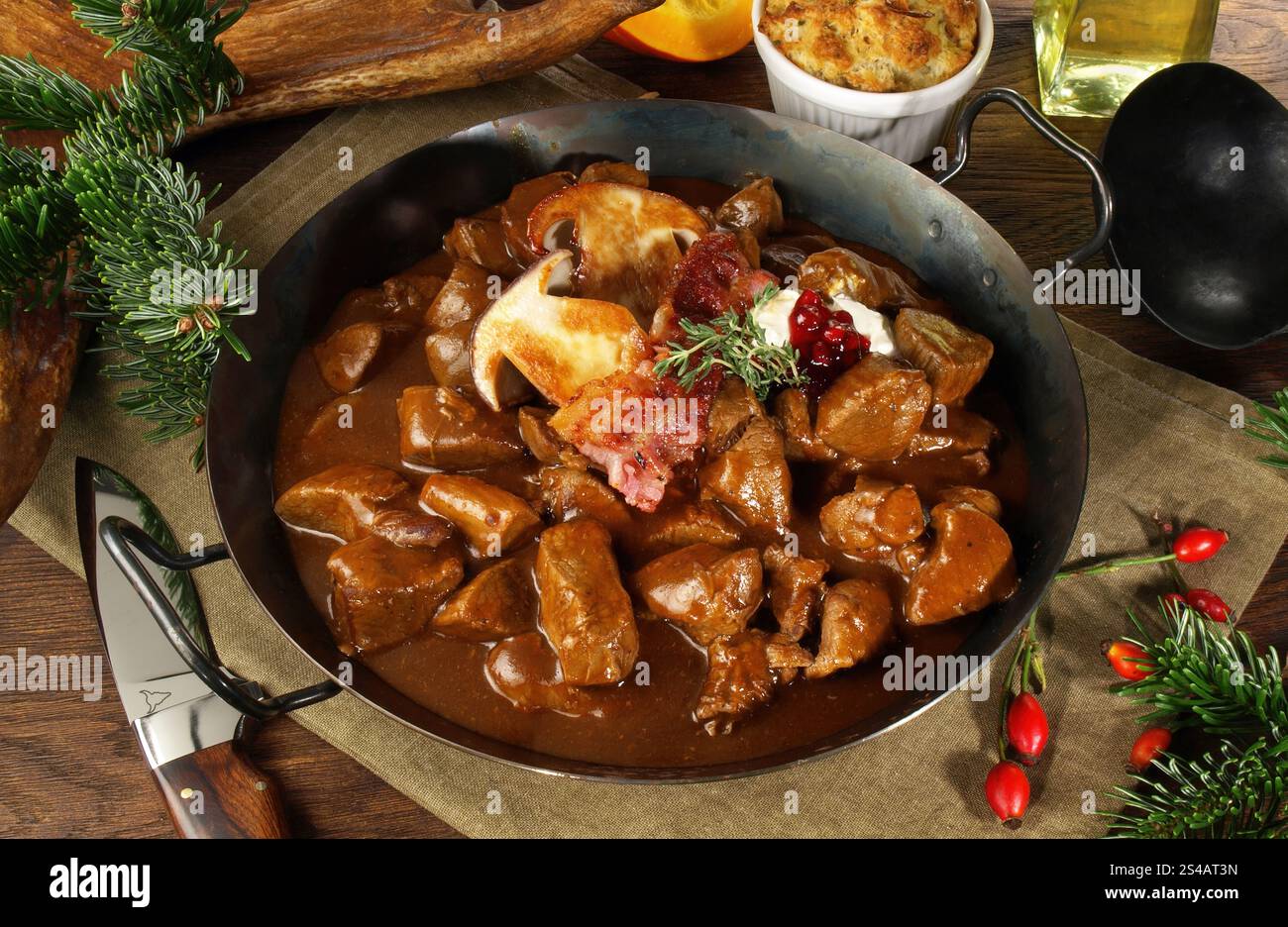 Ragù di cervo in una padella - Carni di selvaggina Foto Stock Ragù di cervo in una padella - Carni di selvaggina Foto Stock