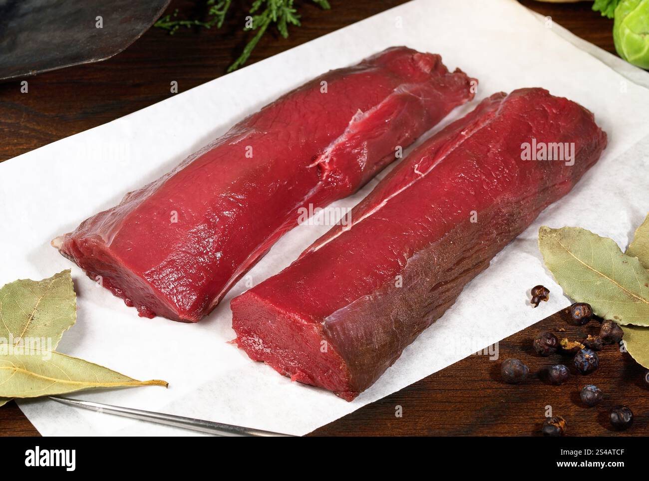 Capriolo - filetto di carne di selvaggina su sfondo di legno Foto Stock Capriolo - filetto di carne di selvaggina su sfondo di legno Foto Stock