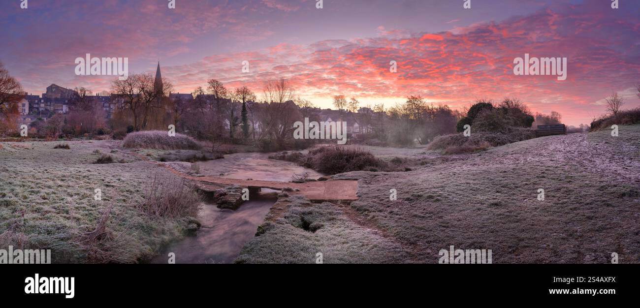 Sabato 11 gennaio 2025. Malmesbury, Wiltshire, Inghilterra - Frost copre il prato d'acqua ghiacciato e l'antico ponte di clapper, come appena prima dell'alba, il cielo diventa rosso sopra la pittoresca cittadina di Malmesbury, il mercato del Wiltshire. Crediti: Terry Mathews/Alamy Live News Foto Stock