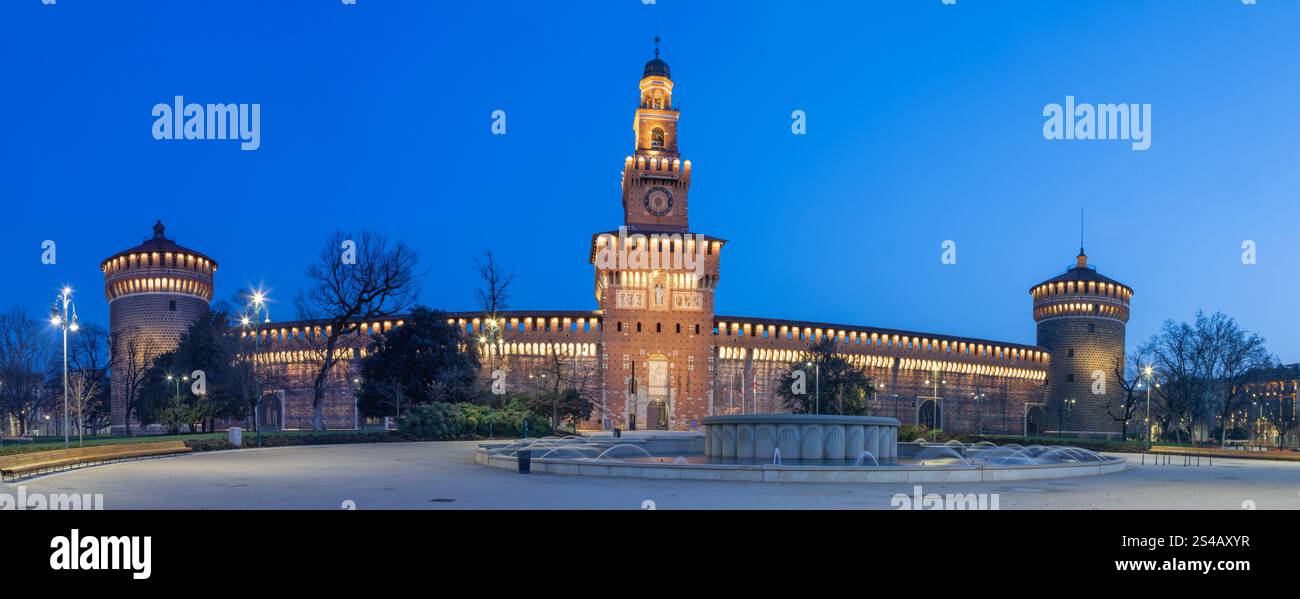 Milano - Castello Sforzesco - Castello Sforzesco al crepuscolo Foto Stock