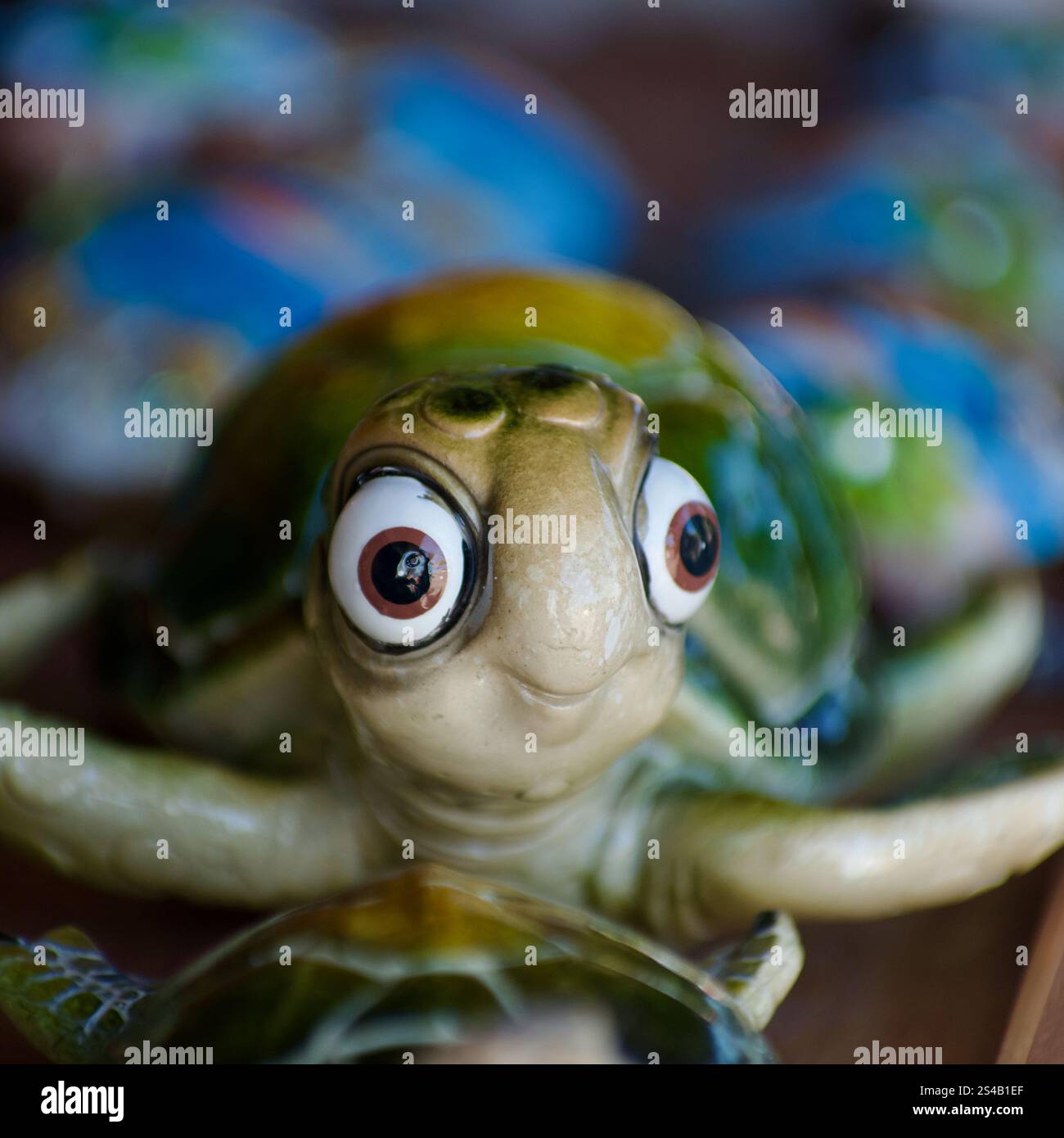 Figurina colorata tartaruga in ceramica con occhi larghi in una vivace vista ravvicinata Foto Stock