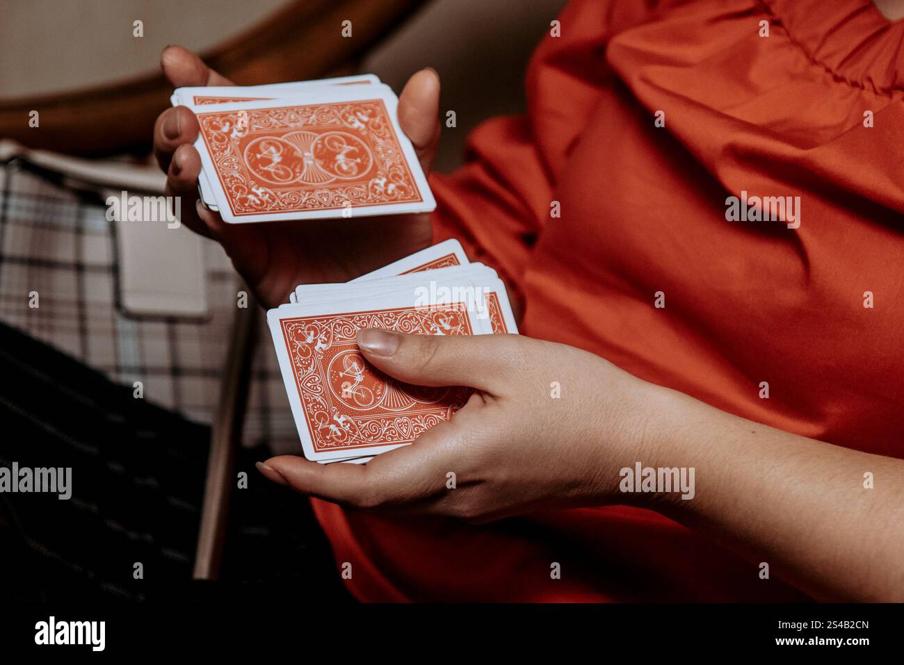 Mago che mostra il trucco delle carte, uomo che gioca al casinò, primo piano di mani che tengono mazzo di carte Foto Stock