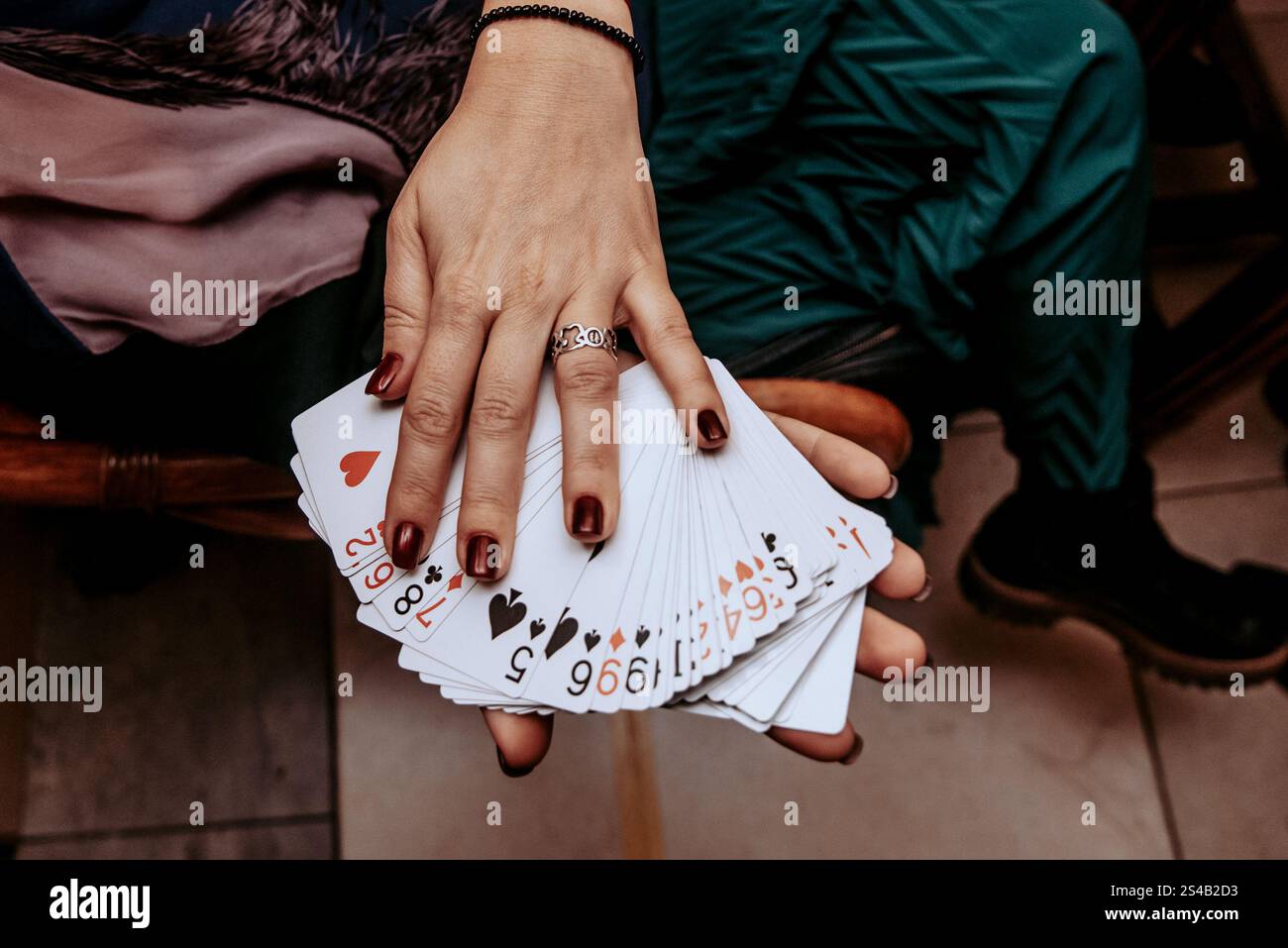 Mago che mostra il trucco delle carte, uomo che gioca al casinò, primo piano di mani che tengono mazzo di carte Foto Stock