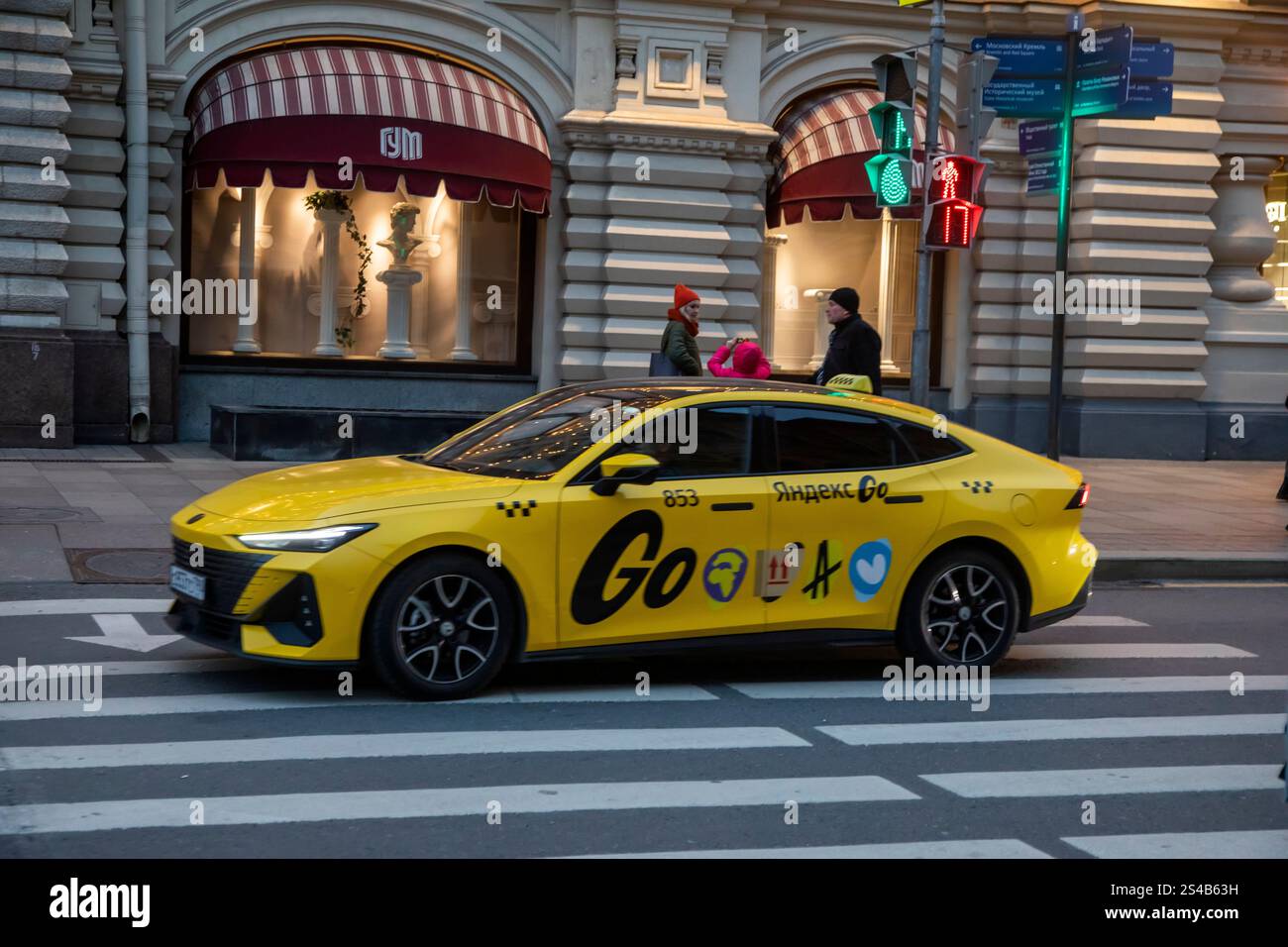 Mosca, Russia.11 novembre 2024. Il taxi Yandex attende i passeggeri all'ingresso del negozio "GUM" di Mosca nella Piazza Rossa, Russia Foto Stock