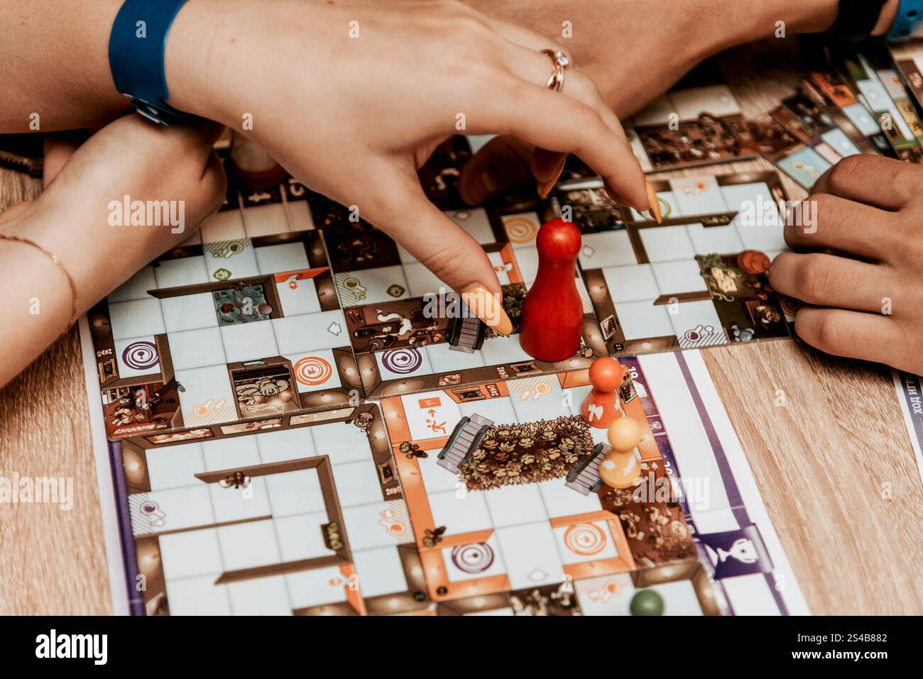 Gioco da tavolo con patatine e carte, festa in grande compagnia di amici Foto Stock