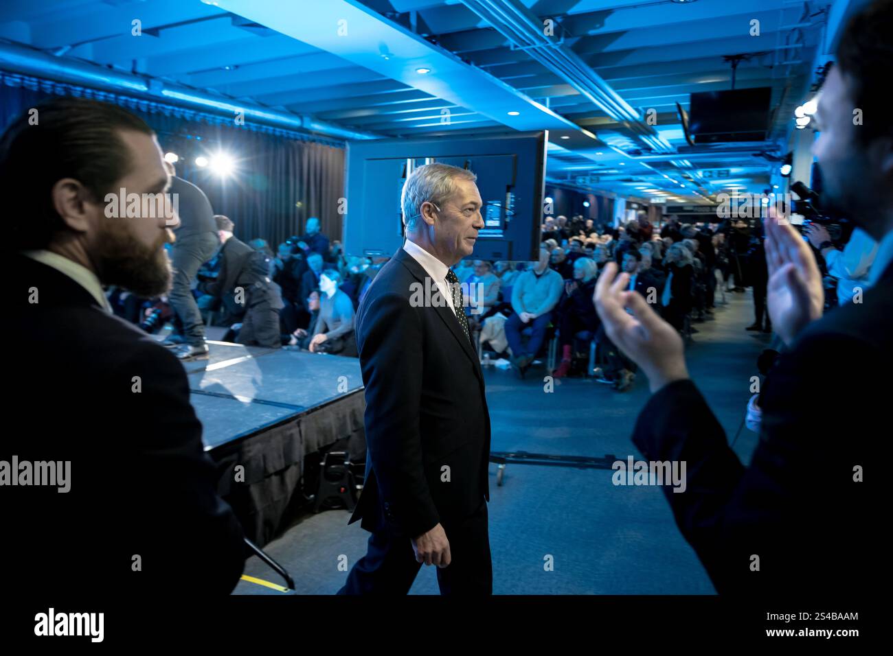 Surrey, Regno Unito. 10 gennaio 2025. Nigel Farage, leader della riforma del Regno Unito, alla conferenza sud-est del partito al Sandown Racecourse nel Surrey, Esher. Il partito di riforma cerca di sfruttare lo slancio delle elezioni generali nel tentativo di conquistare centinaia di seggi nelle elezioni locali alla fine di quest'anno. Crediti: Guy Corbishley/Alamy Live News Foto Stock