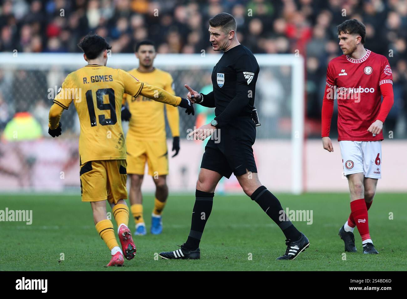 Bristol, Regno Unito. 11 gennaio 2025. L'arbitro Robert Jones parla con Rodrigo Gomes dei Wolverhampton Wanderers dopo aver ritardato la ripartenza durante il terzo round della Emirates fa Cup Bristol City vs Wolverhampton Wanderers ad Ashton Gate, Bristol, Regno Unito, 11 gennaio 2025 (foto di Gareth Evans/News Images) a Bristol, Regno Unito, il 1/11/2025. (Foto di Gareth Evans/News Images/Sipa USA) credito: SIPA USA/Alamy Live News Foto Stock