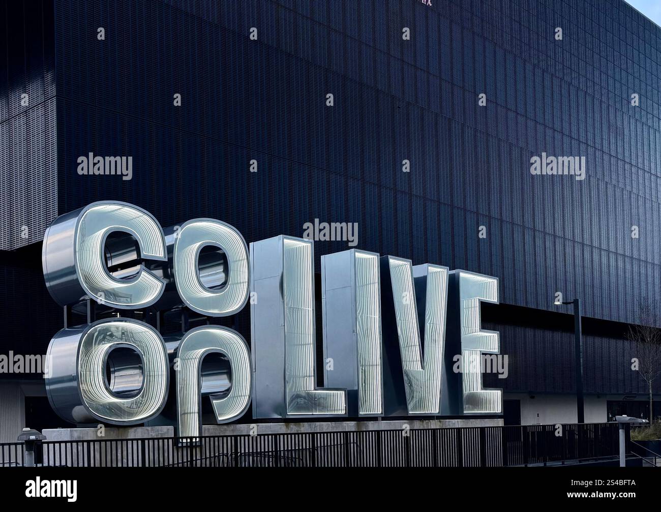 Insegna illuminata all'esterno dell'arena CO-OP Live di Greater Manchester - Immagine stock catturata con smartphone