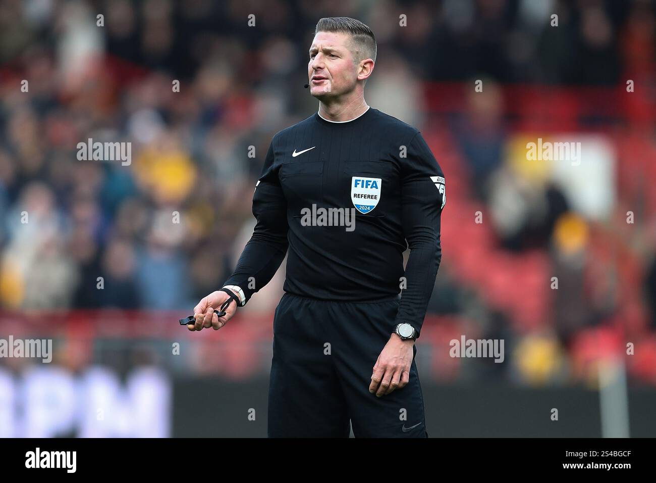 Bristol, Regno Unito. 11 gennaio 2025. Arbitro Robert Jones durante la 3a partita della Coppa degli Emirati, Bristol City vs Wolverhampton Wanderers ad Ashton Gate, Bristol, Regno Unito, 11 gennaio 2025 (foto di Gareth Evans/News Images) a Bristol, Regno Unito, il 1/11/2025. (Foto di Gareth Evans/News Images/Sipa USA) credito: SIPA USA/Alamy Live News Foto Stock