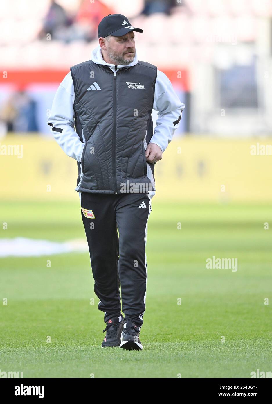vor Spielbeginn: Allenatore Steffen Baumgart 1. FC Union Berlin FCU 1) FC Heidenheim 1846 FCH vs 1. LE NORMATIVE DFL DEL FC UNION BERLIN FCU 11.01.2025 VIETANO QUALSIASI USO DI FOTOGRAFIE COME SEQUENZE DI IMMAGINI E/O QUASI-VIDEO Foto Stock