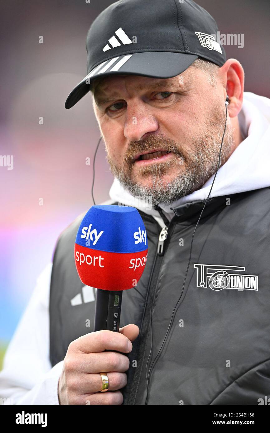 vor Spielbeginn: Allenatore Steffen Baumgart 1. FC Union Berlin FCU Ritratto in intervista Mikrofon Mikro Logo SKY 1. FC Heidenheim 1846 FCH vs 1. LE NORMATIVE DFL DEL FC UNION BERLIN FCU 11.01.2025 VIETANO QUALSIASI USO DI FOTOGRAFIE COME SEQUENZE DI IMMAGINI E/O QUASI-VIDEO Foto Stock