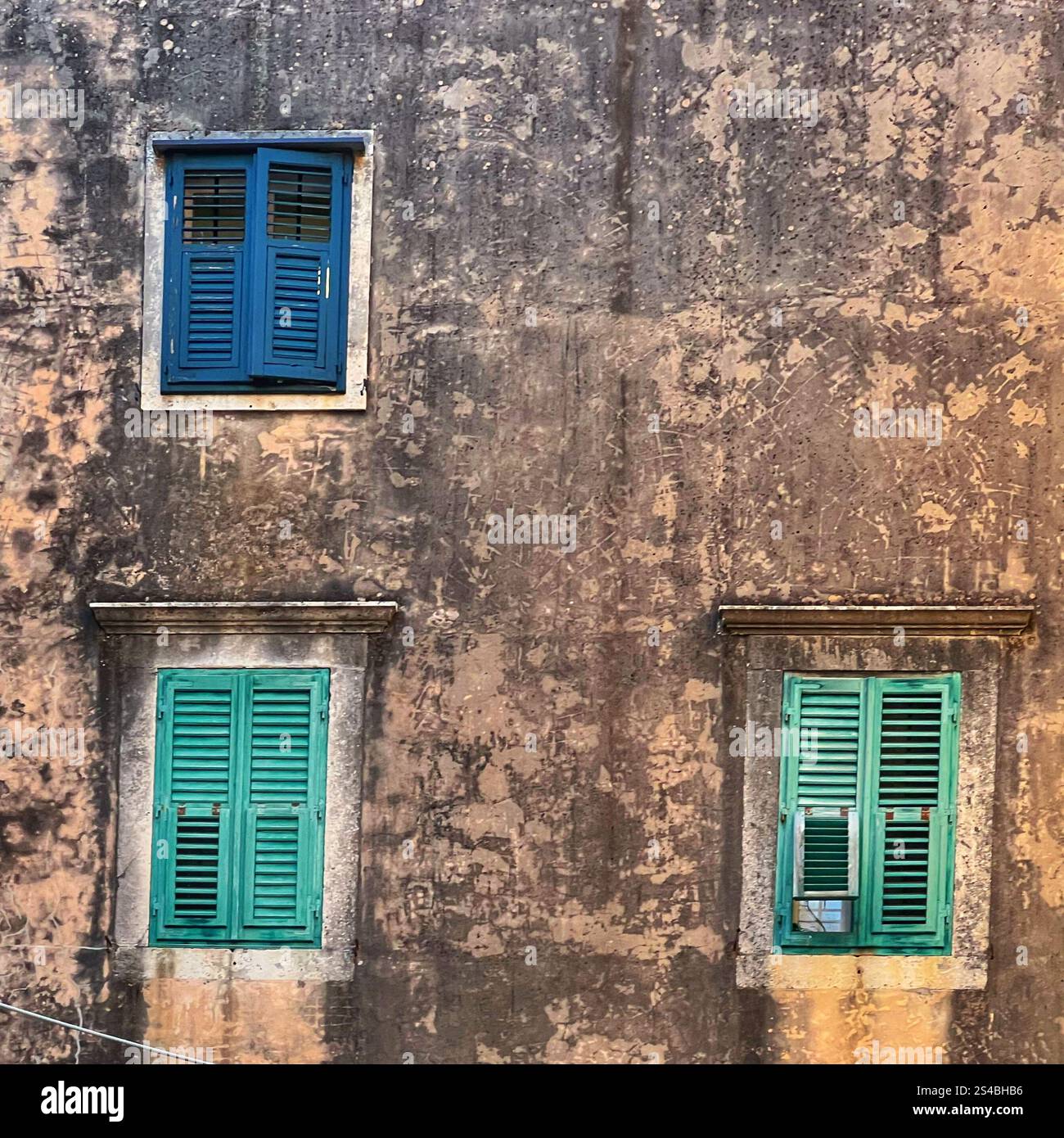 Persiane in legno nell'edificio nella città vecchia di Dubrovnik - Immagine stock catturata con smartphone