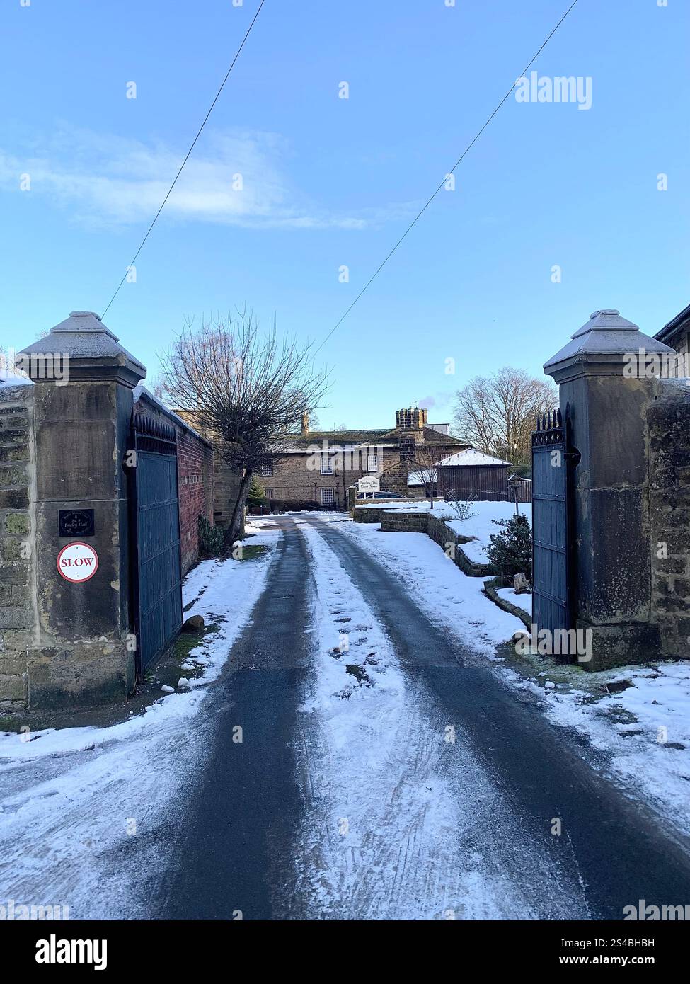 Burley a Wharfedale Regno Unito Yorkshire Inghilterra Village Town gente Inverno Autunno Primavera freddo ghiaccio neve case in pietra di vecchi giardini di design vittoriano - Immagine stock catturata con smartphone