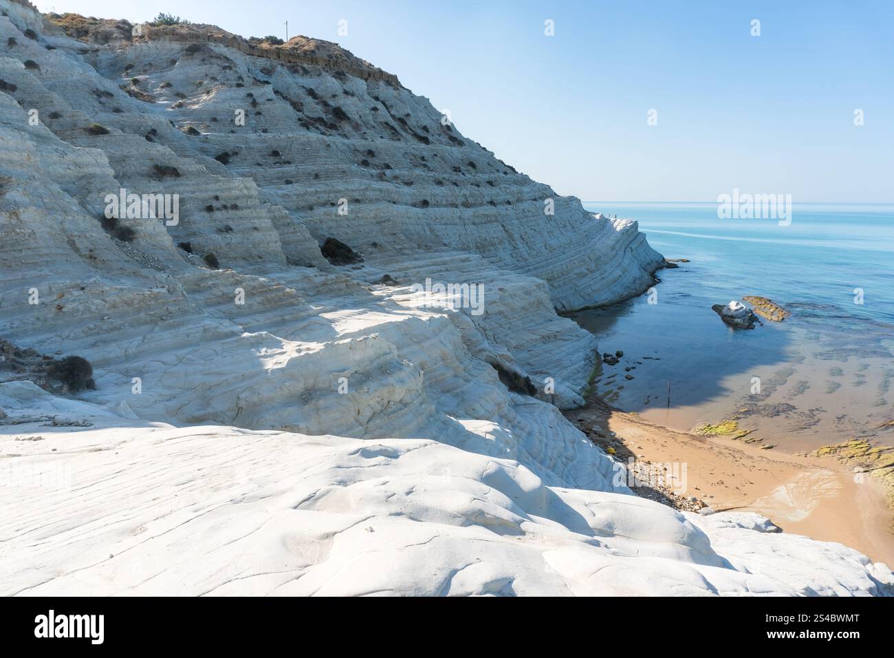 Sicilia, Italia - 11 maggio 2022: La bellissima e bianca scala turca durante una giornata di sole Foto Stock