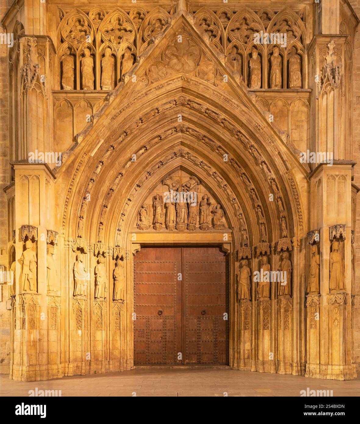 Valencia - il portale gotico della Cattedrale - Basilica dell'assunzione di nostra Signora di Valencia (Puerta de los Apostoles - porta degli Apostoli) Foto Stock