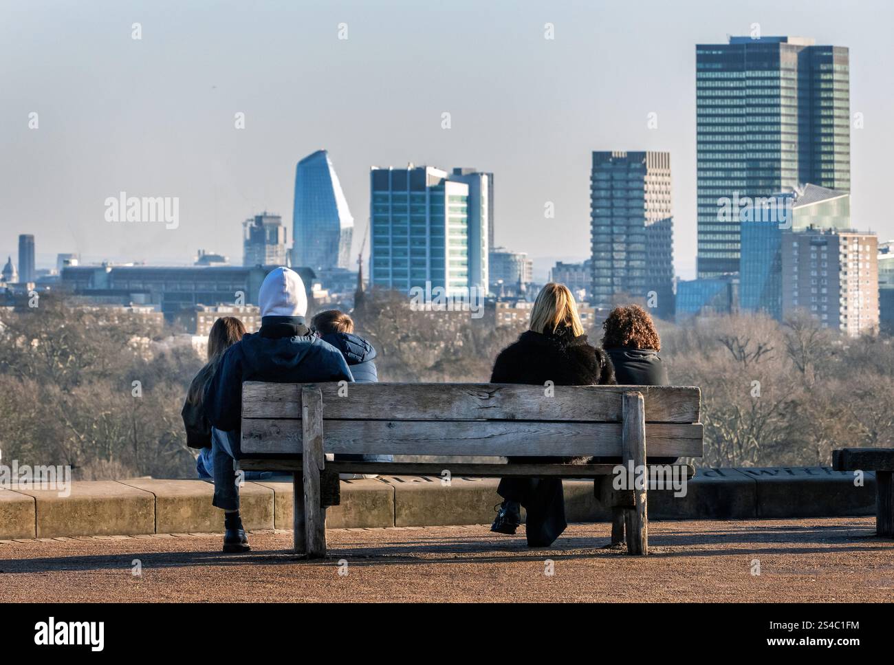 Turisti che ammirano la vista del centro di Londra dalla cima di Primrose Hill Londra Regno Unito Foto Stock