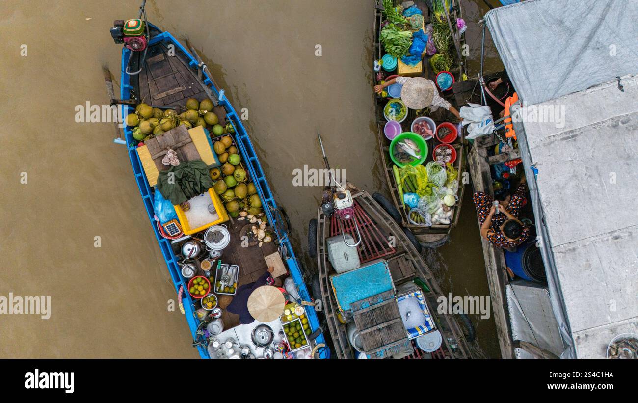 Vista aerea del delta del Mekong e del mercato galleggiante di Cai Rang, a sud della città di ho chi Minh, Vietnam. Barche e commercianti che scambiano merci 10-18-2024 Foto Stock