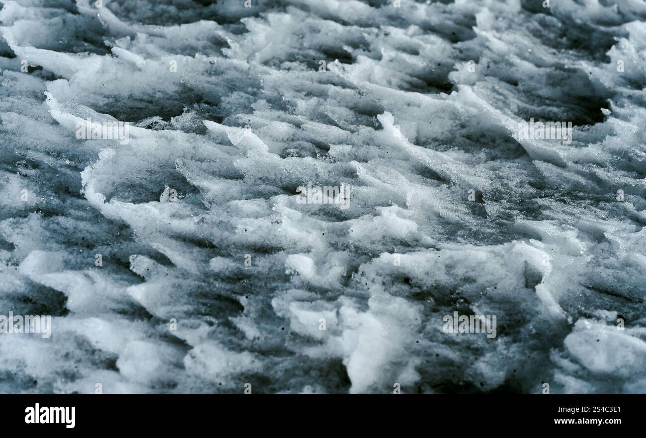 Vista dettagliata delle formazioni innevate sul Monte Charleston, evidenziando i motivi ghiacciati e le consistenze del paesaggio invernale. Foto Stock