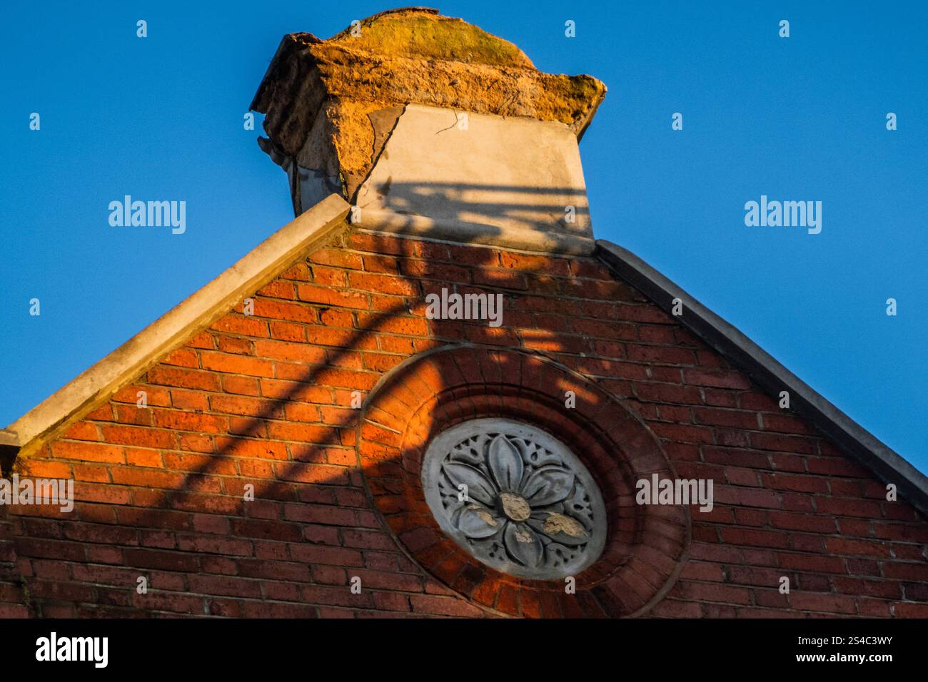 Londra, Regno Unito. 11 gennaio 2025. La fonte originale dei detriti - il clima gelido fa cadere una piccola quantità di muratura sulla strada dalla cima di uno degli edifici a quattro piani. Numerosi agenti di polizia e due pompieri assistono all'incidente nel centro di Hampstead. Crediti: Guy Bell/Alamy Live News Foto Stock