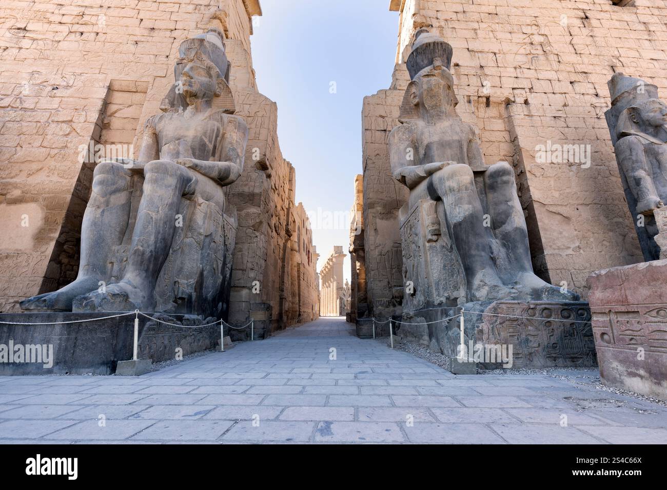 Vista del colonnato del Tempio di Amenofi III dal cortile di Ramsete II al Tempio di Luxor Foto Stock