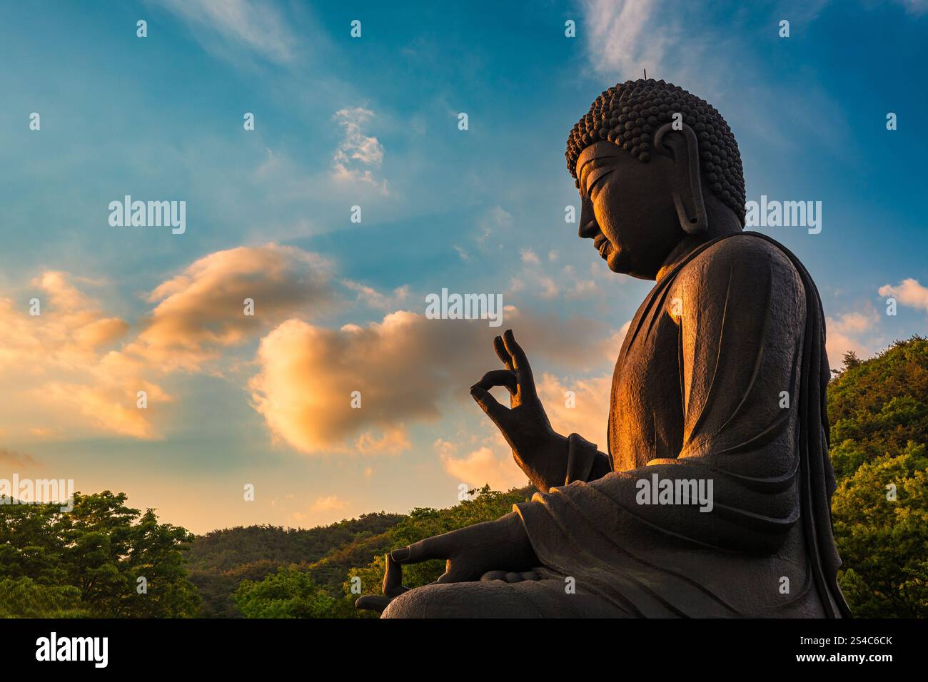 Cheonan-si, Chungcheongnam-do, Corea del Sud - 1° maggio 2024: Tempio di Gakwonsa, la misteriosa vista laterale del Buddha che guarda il tramonto. Foto Stock