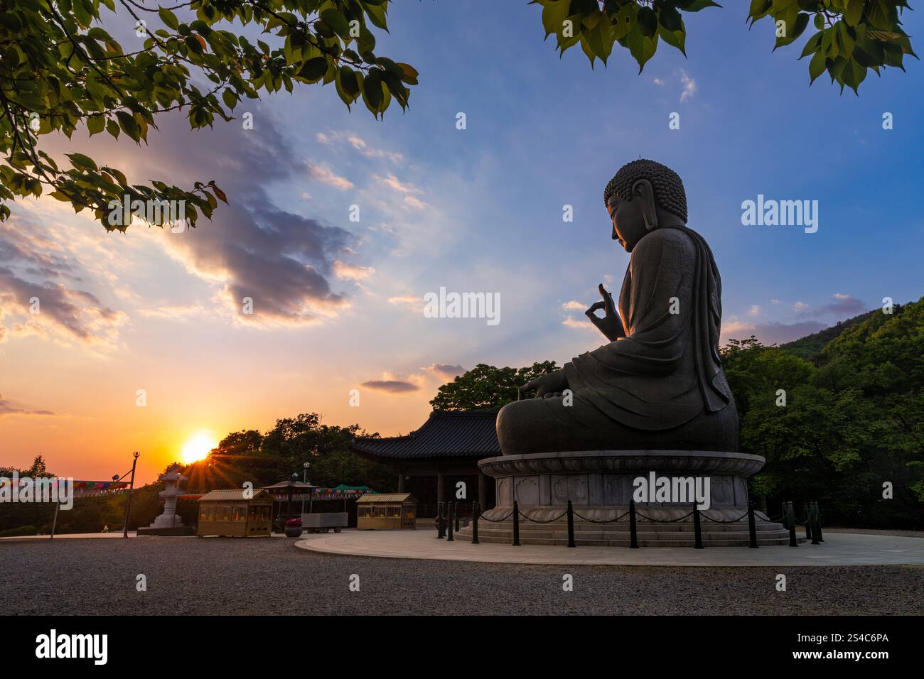 Cheonan-si, Chungcheongnam-do, Corea del Sud - 1° maggio 2024: Tempio di Gakwonsa, la misteriosa vista laterale del Buddha che guarda il tramonto. Foto Stock