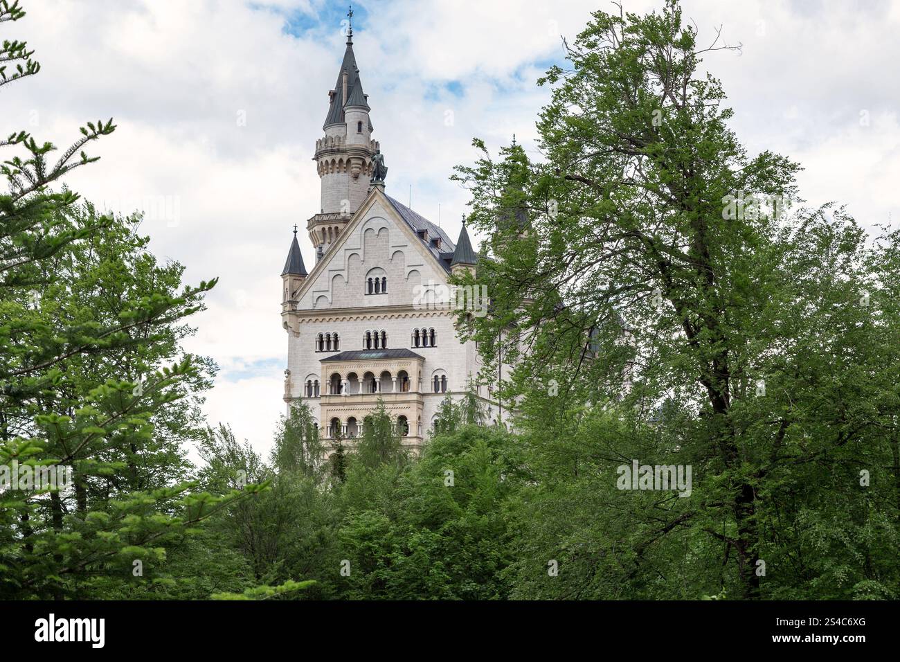 SCHWANGAU, GERMANIA - 23 MAGGIO 2024: Si tratta di una torre del famoso romantico castello di Neuschwanstein del re bavarese Ludovico II (XIX secolo). Foto Stock