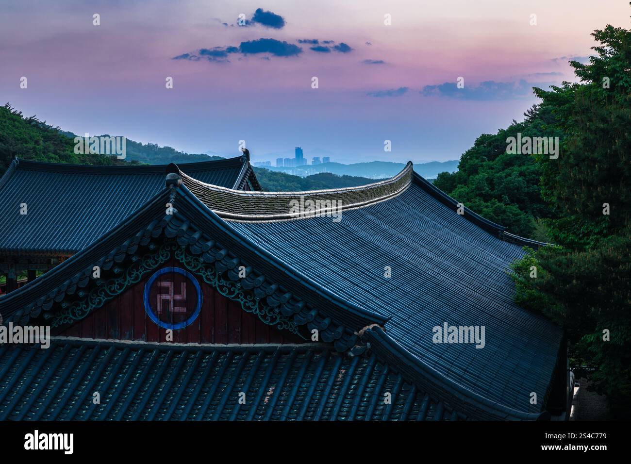 Tramonto, tranquillo tetto tradizionale di Hanok, splendido paesaggio architettonico buddista tradizionale. Tempio di Gakwonsa, Chungcheongnam-do, Corea del Sud. Foto Stock