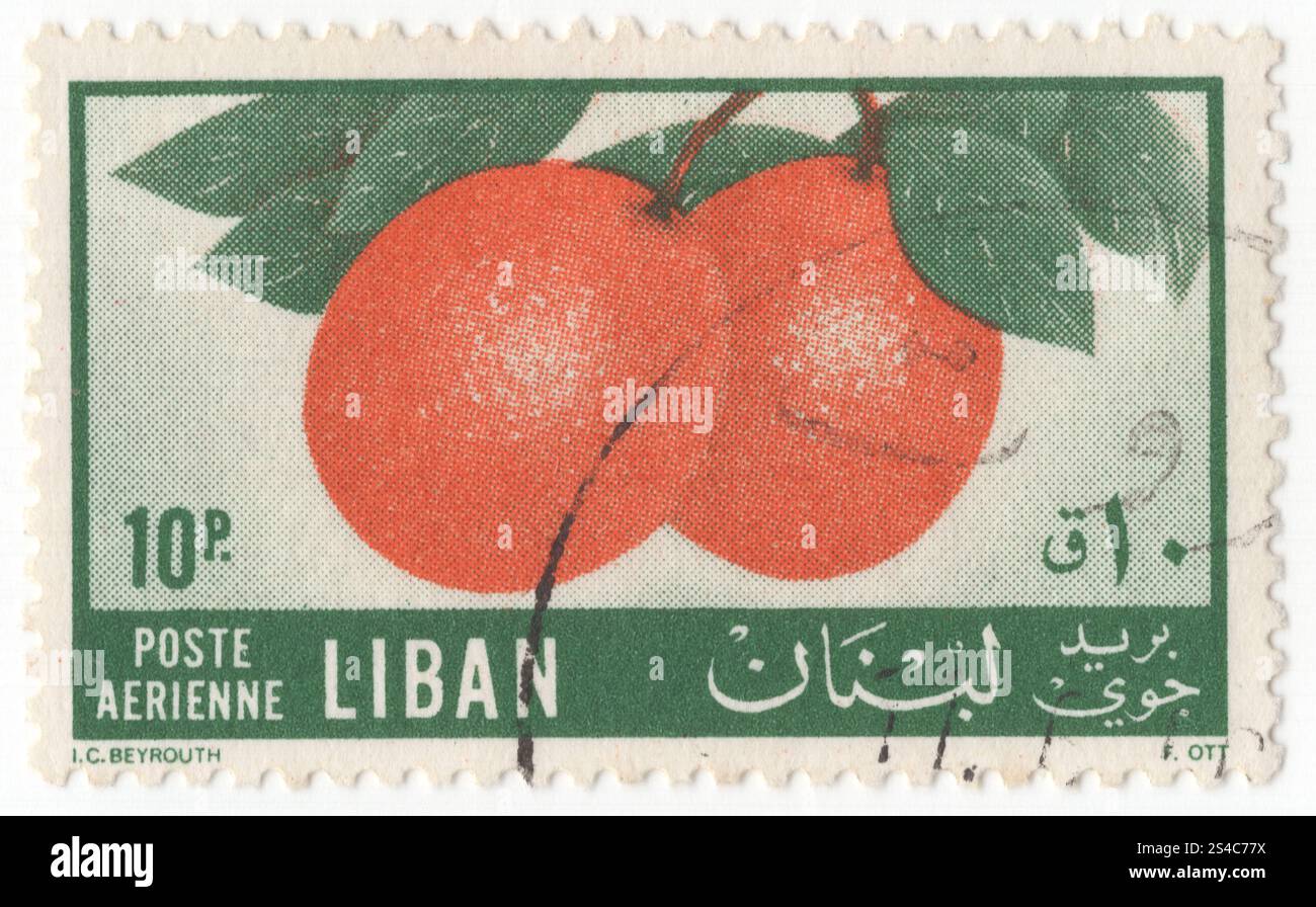 LIBANO - 1955 ottobre 15: 10 piaster verde scuro e arancione profondo francobollo Air Post raffigurante arance sull'albero. Gli aranci sono ampiamente coltivati nelle aree tropicali e subtropicali per i loro frutti dolci. Il frutto dell'arancia può essere mangiato fresco o trasformato per il suo succo o la sua scorza profumata. Le arance, variamente comprese, sono presenti nella cultura umana fin dai tempi antichi. Nel XVII secolo, un'arancieria era diventata un oggetto di prestigio in Europa, come si vede all'Orangerie di Versailles. Più recentemente, artisti come Vincent van Gogh, John Sloan e Henri Matisse hanno incluso arance nei loro dipinti Foto Stock