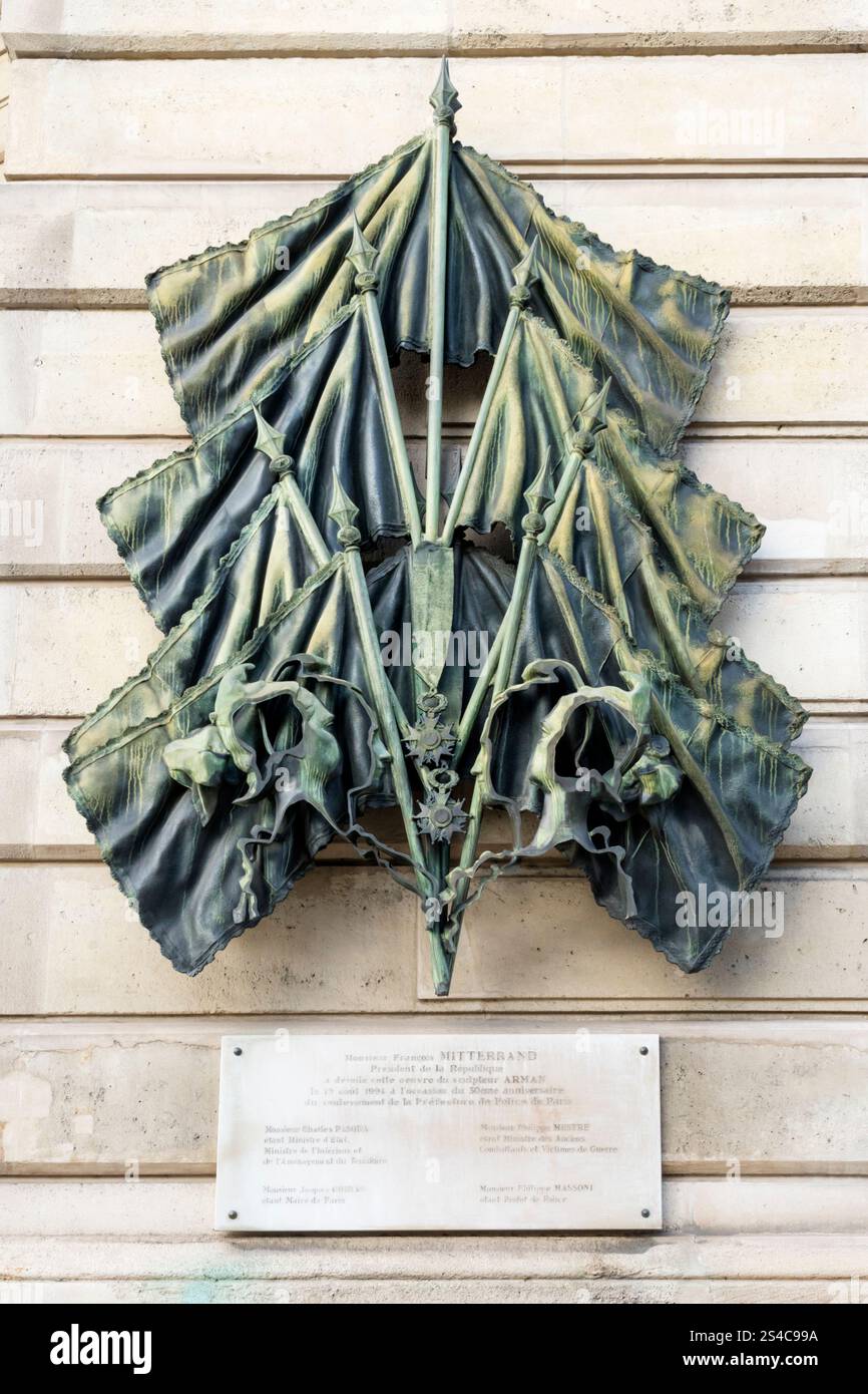 Scultura di Arman in commemorazione del 50° anniversario della rivolta della polizia di Parigi. Foto Stock