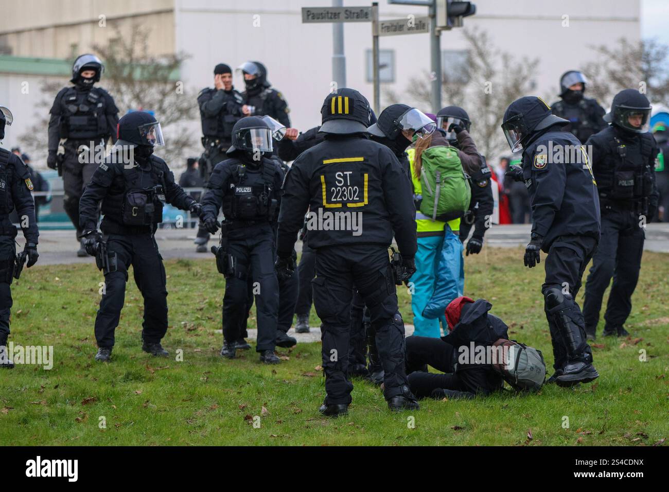 Riesa - 10,000 Menschen erwartet: Großdemonstration gegen AfD-Parteitag, Polizei mit Großaufgebot vor Ort 11.01.2025 ab 6,30 Uhr Stadtgebiet Riesa Fotograf: EHL Media PM Polizeidirektion Dresden: Der Schwerpunkt des heutigen Einsatzes anlässlich des AfD-Parteitags in Riesa liegt hinter der Polizeidirektion Dresden. Polizeipräsident Lutz Rodig 61 stellte am frühen Nachmittag Fest: WIR haben unsere Ziele erreicht: Der Parteitag findet statt. Damit sind wir unserer Verpflichtung, Parteiveranstaltungen unabhängig ihrer politischen Ausrichtung zu Schützen, nachgekommen. Gleichzeitig Hat Die Polizei Foto Stock