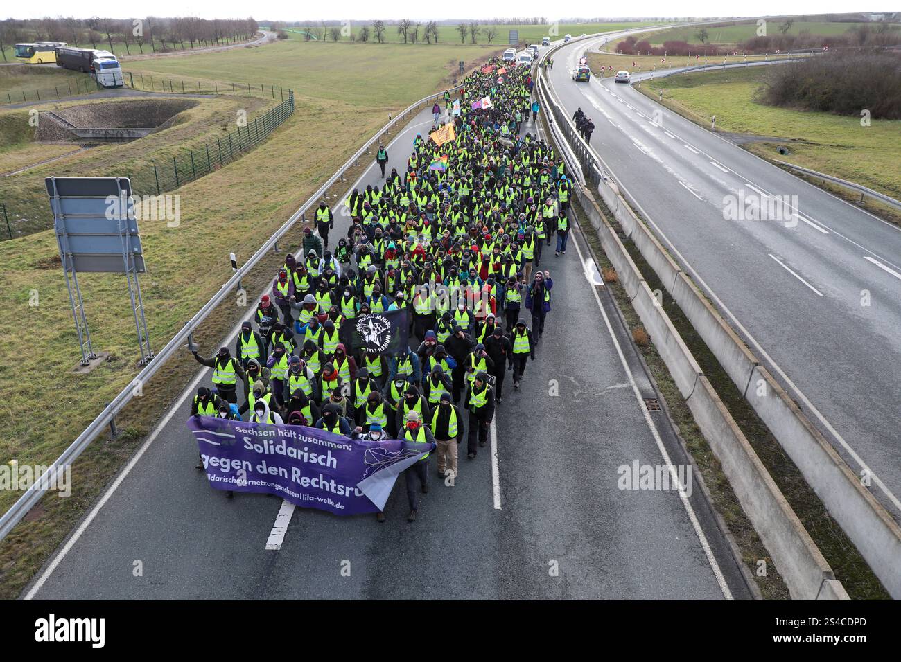 Riesa - 10,000 Menschen erwartet: Großdemonstration gegen AfD-Parteitag, Polizei mit Großaufgebot vor Ort 11.01.2025 ab 6,30 Uhr Stadtgebiet Riesa Fotograf: EHL Media PM Polizeidirektion Dresden: Der Schwerpunkt des heutigen Einsatzes anlässlich des AfD-Parteitags in Riesa liegt hinter der Polizeidirektion Dresden. Polizeipräsident Lutz Rodig 61 stellte am frühen Nachmittag Fest: WIR haben unsere Ziele erreicht: Der Parteitag findet statt. Damit sind wir unserer Verpflichtung, Parteiveranstaltungen unabhängig ihrer politischen Ausrichtung zu Schützen, nachgekommen. Gleichzeitig Hat Die Polizei Foto Stock