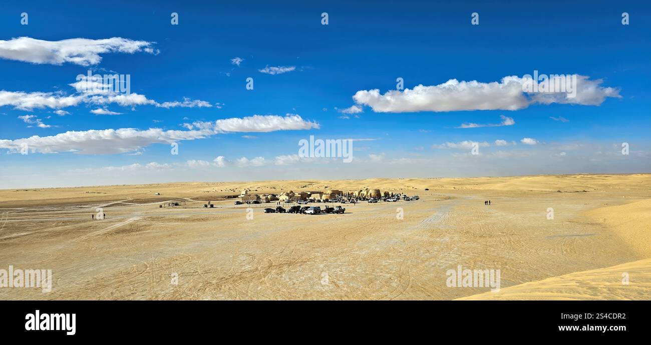Star Wars Mos Espa è ambientato nel deserto tunisino con un cielo azzurro Foto Stock