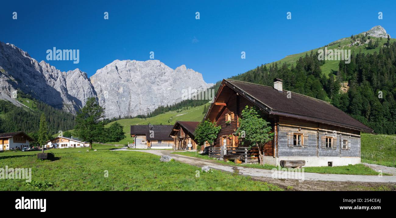Le pareti settentrionali dei monti Karwendel - le pareti di Grubenkar spitze dalla valle con le case nella valle di Eger. Foto Stock