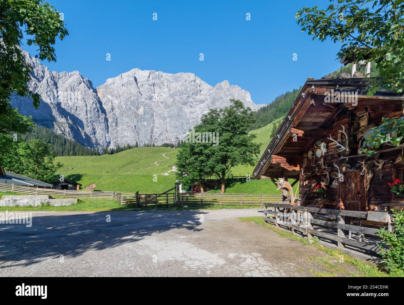 Le pareti settentrionali dei monti Karwendel - le pareti di Grubenkar spitze dalla valle con lo chalet nella valle di Eger. Foto Stock